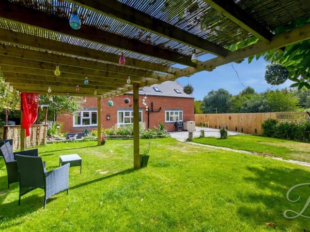 Time to relax in this undercover, seated area in the back garden. When the weather is good, it could hardly be more pleasant.