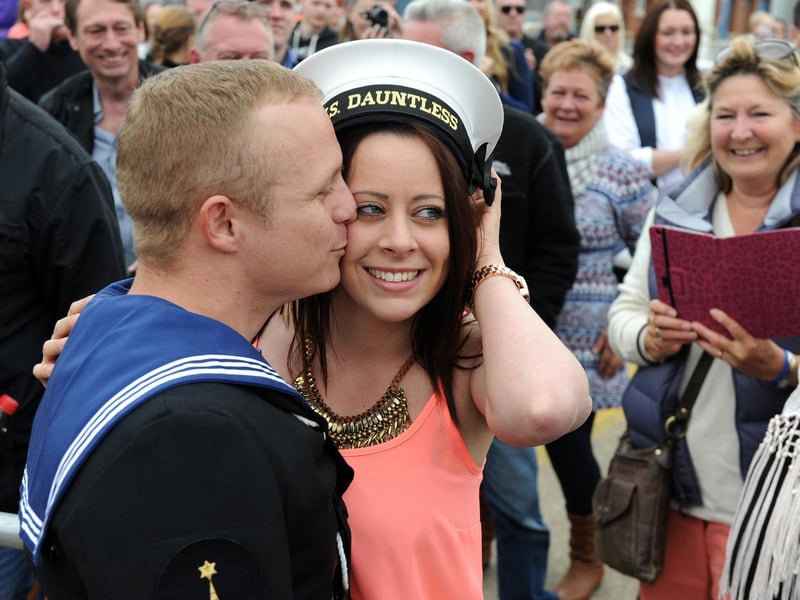 15th May 2015. Sam Luckett proposes to Danielle Cotton. Home coming of HMS Dauntless at Portsmouth Dockyard, Portsmouth.
Picture: Allan Hutchings (150741-027)