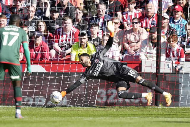 Wes Foderingham of Sheffield United pulls off a great first half save from Matty Wolfe of Barnsley: Andrew Yates / Sportimage