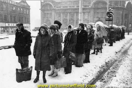 People queuing in the show for taxis on Fitzalan Square, in January 1979. Picture: Sheffield Newspapers / Picture Sheffield