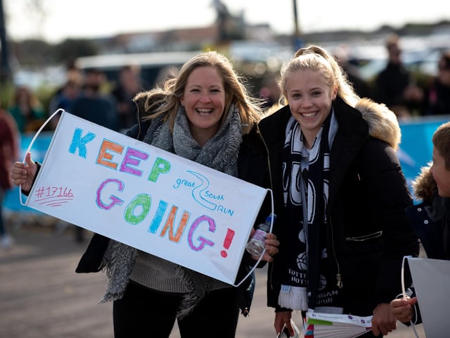 Encouraging signs for the runners. (201019-297)