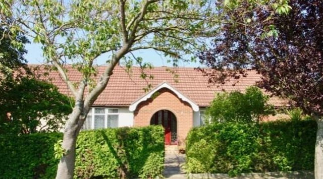 A detached bungalow that has a great corner position, the property is spacious and well presented throughout. This property has recently benefited from a new kitchen and bathroom.