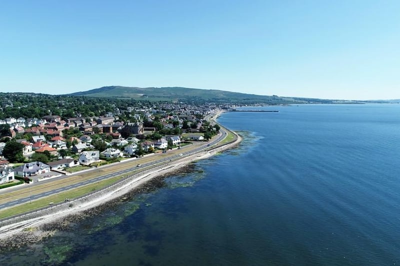 Helensburgh Beach is well-known for being one of the most picturesque and most-visited beaches near Glasgow.