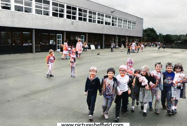 Youngsters at Ecclesfield Junior and Infant School, High Street, in October 1986. Picture: Sheffield Newspapers / Picture Sheffield