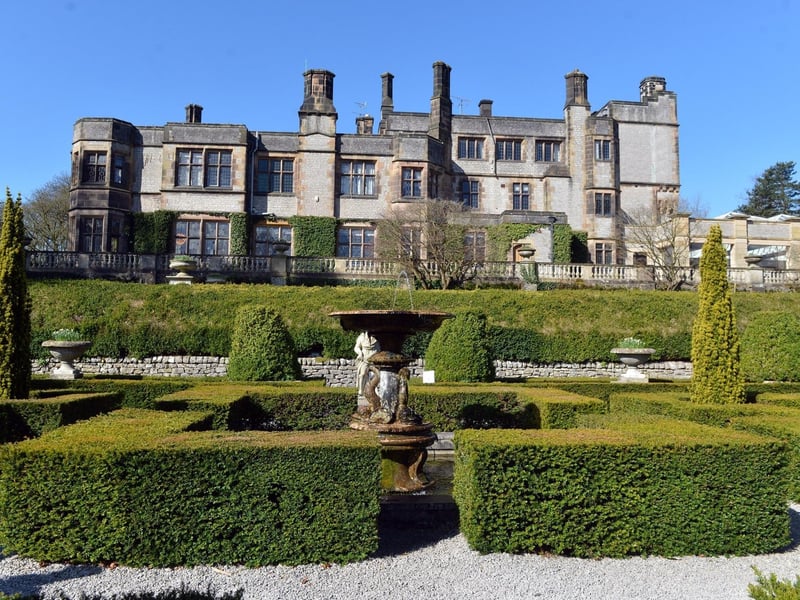 Ashford-in-the-Water is popular for its medieval bridge and Thornbridge Hall, the 12th century stately home that lies on the outskirts of the village.