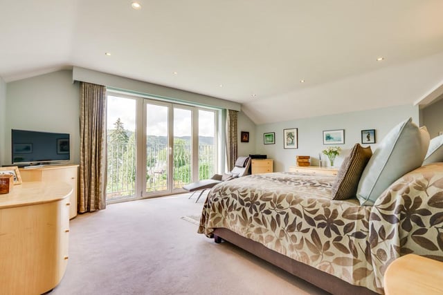 The master bedroom is the ideal place to relax after a day out on the lake. It offers a Juliette balcony overlooking the incredible garden backdrop, a dressing room and en suite bathroom with a large Duravit bath to pamper yourself.