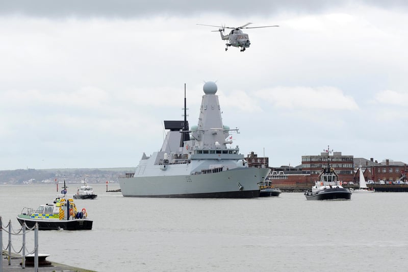 12th December 2014. HMS Defender returning into Portsmouth.
Picture: Sarah Standing (143541-8622)