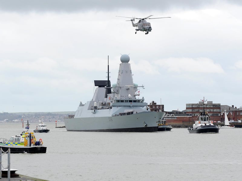 12th December 2014. HMS Defender returning into Portsmouth.
Picture: Sarah Standing (143541-8622)