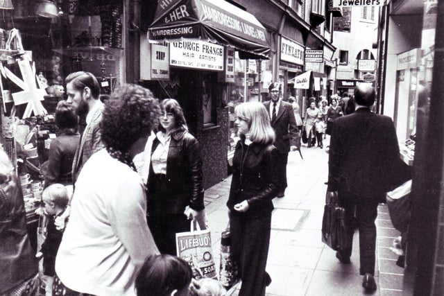 A busy Chapel Walk (with no scaffolding!), Sheffield, in 1977
