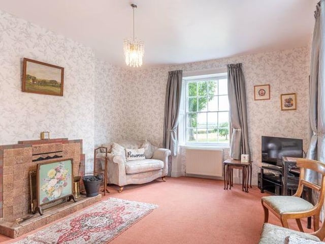 A fifth reception room on the ground floor. Bright and comfortable, it is an ideal place to relax.