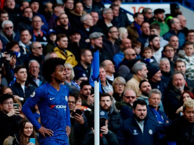 Manchester United have made contact with the representatives of Chelsea winger Willian, who will become a free agent this summer. (France Football)