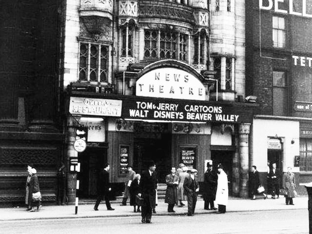 The News Theatre in Fitzalan Square with the Queen's Restaurant to the left and the Bell public house on the right, 1950s