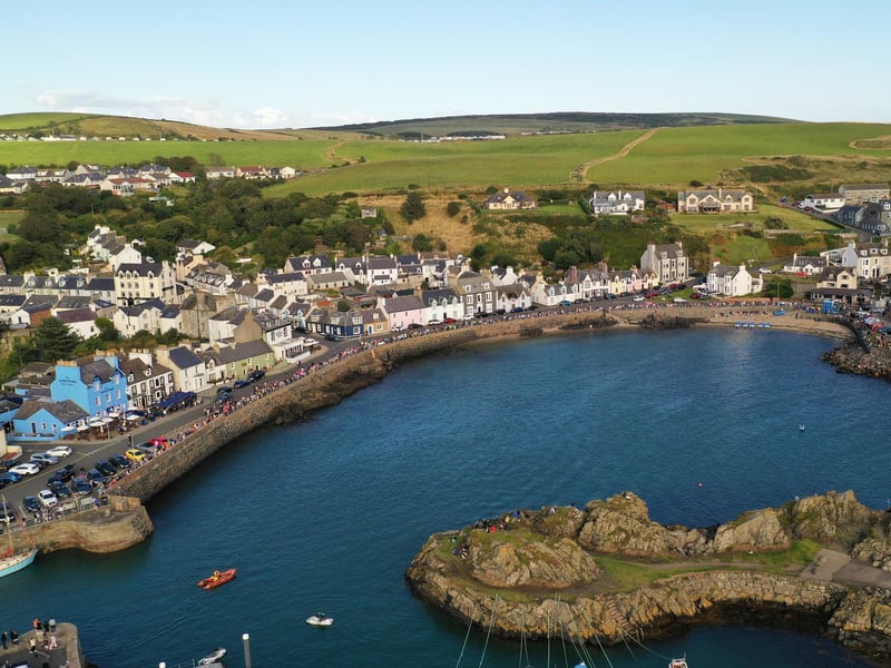 Located on the west coast of the Rhins of Galloway, Portpatrick has plenty to offer with a lovely old castle and a relaxing clifftop walk to see Killantringan Lighthouse.