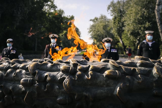 Ship’s Company of HMS Dragon paid their respects to the Ukrainian War memorial of the unknown sailor, in Odessa. Laying a wreath and pausing to reflect on the sacrifices made in days past.