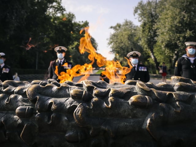 Ship’s Company of HMS Dragon paid their respects to the Ukrainian War memorial of the unknown sailor, in Odessa. Laying a wreath and pausing to reflect on the sacrifices made in days past.
