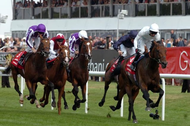 A group of horses racing to the finish line in 2007.