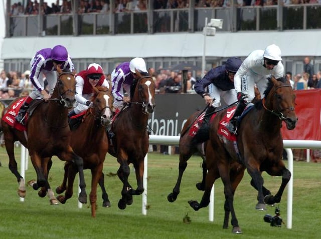 A group of horses racing to the finish line in 2007.