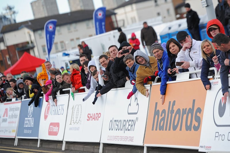 Fans count down the laps on the pro race (Pic: Neil Doig/Fife Free Press)