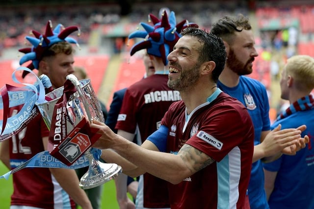 Which team was beaten 4-0 by South Shields FC in the 2017 FA Vase final?
