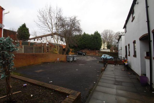 This two bedroom terraced house has a communal garden.