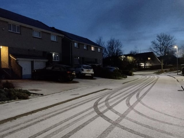 Residents of Baberton Mains, Edinburgh, woke up to see a light dusting of snow on the roads.