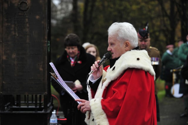 Falkirk Provost Billy Buchanan addresses residents at the war memorial