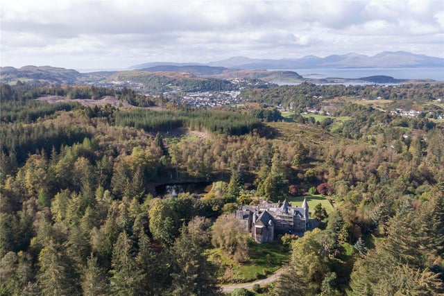 Located a short distance from Oban town centre, Glencruitten House is situated in a sought after area close to the golf course.
