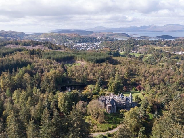 Located a short distance from Oban town centre, Glencruitten House is situated in a sought after area close to the golf course.