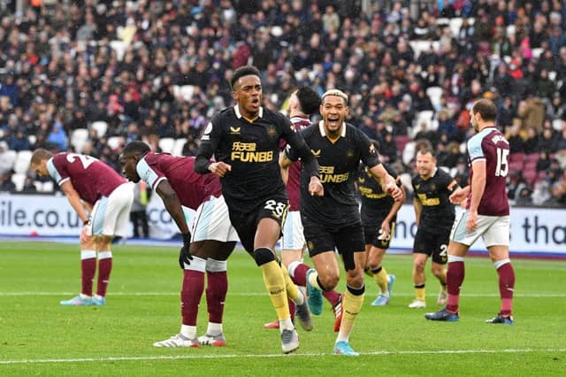 Newcastle United's English midfielder Joe Willock (C) celebrates after scoring a goal during the English Premier League football match between West Ham and Newcastle United at the London Stadium, in London on February 19, 2022. (Photo by JUSTIN TALLIS/AFP via Getty Images)