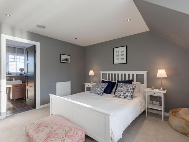 Principal bedroom.