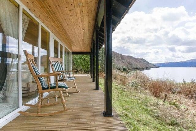 The cottage (meaning 'little bay' in Gaelic) is located on the waterfront with its own private beach. There's also five acres of woodland with picturesque gardens to enjoy too.