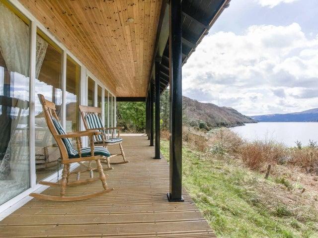 The cottage (meaning 'little bay' in Gaelic) is located on the waterfront with its own private beach. There's also five acres of woodland with picturesque gardens to enjoy too.