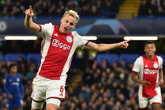 Manchester United have made an offer to Ajax defender Donny Van de Beek though the £50m-rated Dutchman is also weighing up other potential suitors - including Real Madrid. (Marca)
