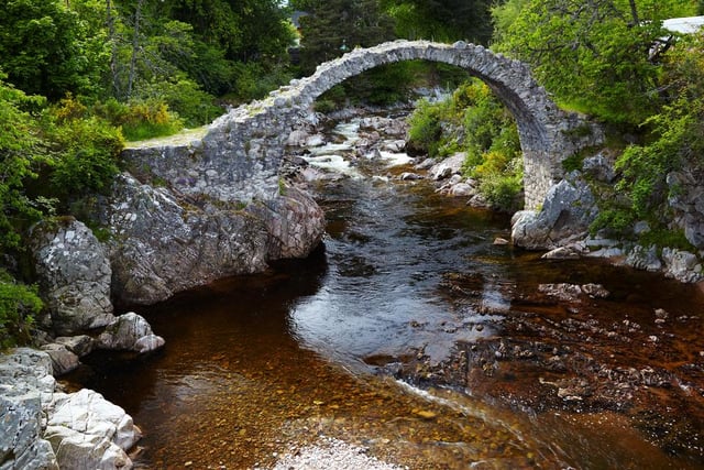 The oldest stone bridge in the Highlands, it was built between May and November of 1717. It was built to allow the people to carry their deceased from the town to the cemetery at Duthil Churchyard when the River Dulnain was high