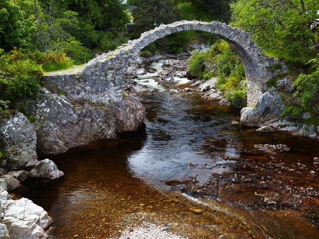 The oldest stone bridge in the Highlands, it was built between May and November of 1717. It was built to allow the people to carry their deceased from the town to the cemetery at Duthil Churchyard when the River Dulnain was high
