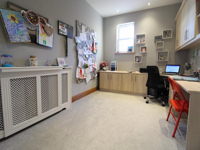 Working from home is no problem in this spacious office