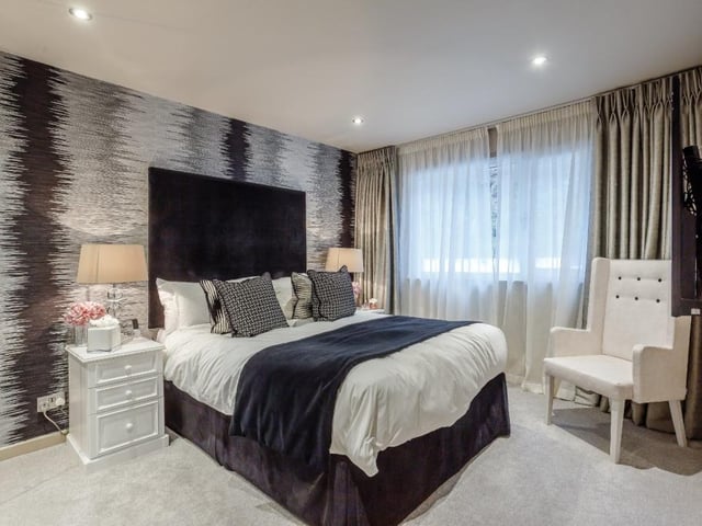 Ground floor bedroom.