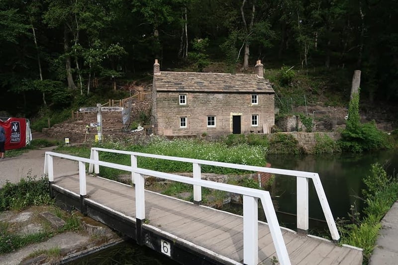 The cottage is on the banks of the Cromford Canal, close to where it meets the River Derwent near Lea Bridge, between Cromford and Whatstandwell.