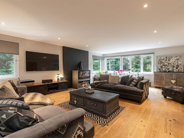 Cosy and stylish at the same time - although none of the sofas face the television, this can easily be changed.