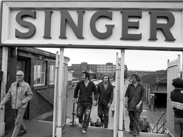 Workers leaving the Singer sewing machine factory in Clydebank, a major employer in the Greater Glasgow region, which finally closed down in 1980.