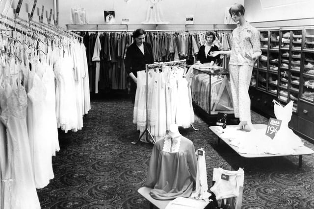 Do these photos bring back memories of shopping at Binns? Here is a photo from November 1968.