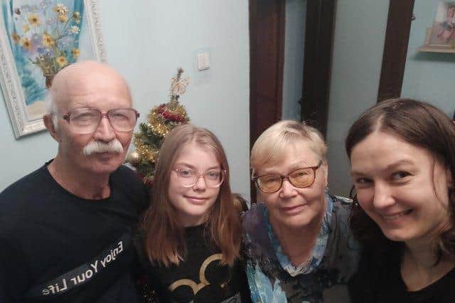 Three generations: This is Olena Mandrik with her parents and daughter in Kyiv a year ago.