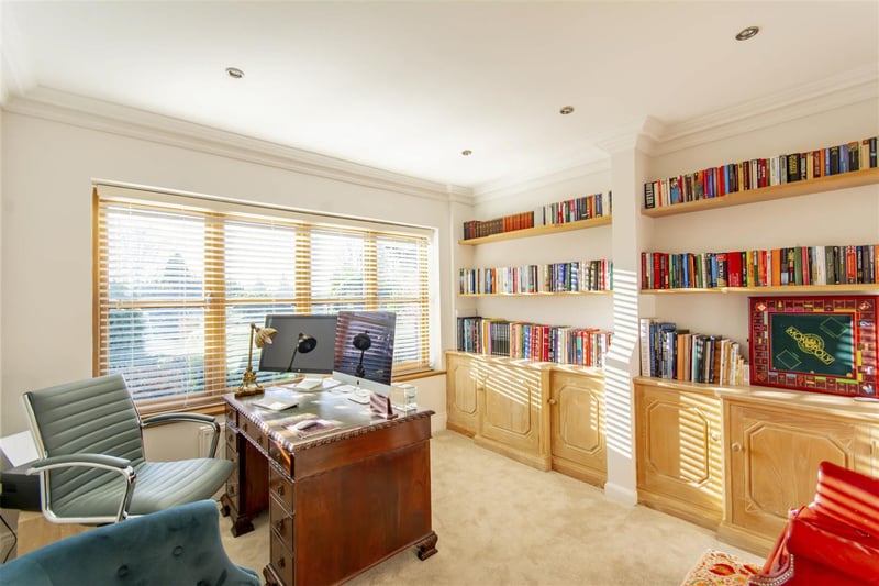Make working from home a pleasure in this bright and spacious office
