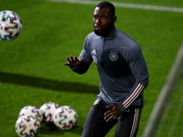 Celtic have joined the race to sign Leeds United-linked Stephan Ambrosius, who is out of contract at Hamburg next summer. (Inside Futbol via Bild)