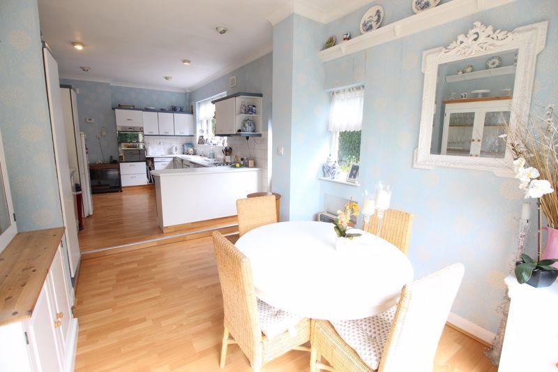Kitchen diner.