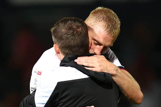 Oliver McBurnie of Sheffield United is hugged by Paul Heckingbottom: David Klein / Sportimage