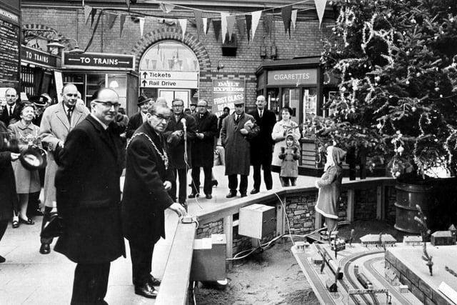 The Lord Mayor of Sheffield, Ald. Dan O'Neill, is pictured performing the switch on of the Christmas lights at the Midland Station, with Mr Kenneth Robinson, Assistant Station Manager, Sheffield, left and officials looking on, December 5, 1969.