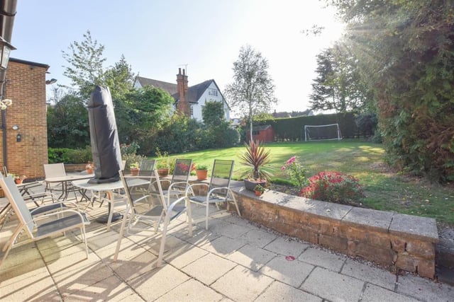 The garden also offers this pleasant patio area. Ideal for an evening with family and friends during the summer.