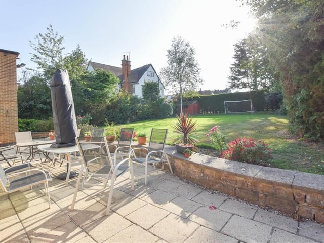 The garden also offers this pleasant patio area. Ideal for an evening with family and friends during the summer.