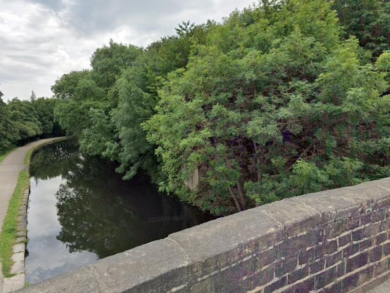 Running alongside the Leeds-Liverpool Canal, this woodland offers a perfect circular route with plenty of shade and a popular 'fairy door' trail for younger explorers. 🚶 15 minutes ETA
